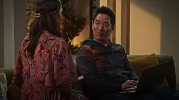 PS Paul Smith Acid Oil Slick Hoodie usado por Dave (Leonardo Nam) como se ve en Maggie (S01E12)