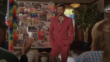 Pantalon sur mesure rayé Mocshino porté par Sam Jones (Rafael de la Fuente) vu dans Dynasty (S05E15)