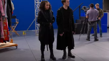 Jeffrey Campbell Locust usado por Hartley (Kayden Muller-Janssen) como se ve en The Villains of Valley View (S01E06)