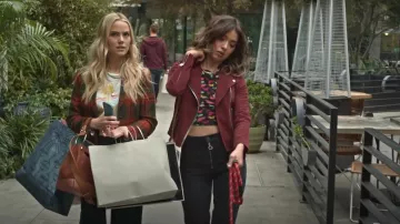 Alice + Olivia Delaina Butterfly Crop Top porté par Louise (Nichole Bloom) vu dans Maggie (S01E12)