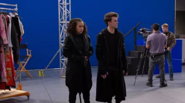 Chaqueta Blanc Noir Traveler usada por Hartley (Kayden Muller-Janssen) como se ve en The Villains of Valley View (S01E06)