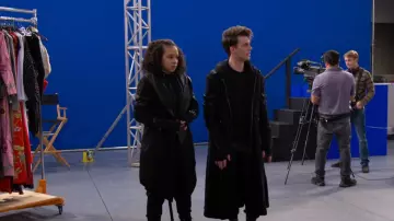 Chaqueta Blanc Noir Traveler usada por Hartley (Kayden Muller-Janssen) como se ve en The Villains of Valley View (S01E06)