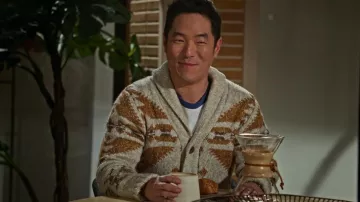 Cardigan Schott NYC Geo Pattern porté par Dave (Leonardo Nam) vu dans Maggie (S01E12)