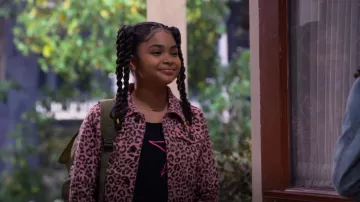 Dl1961 Manning Jacket usado por Scarlet (Jaidyn Triplett) como se ve en The Villains of Valley View (S01E07)