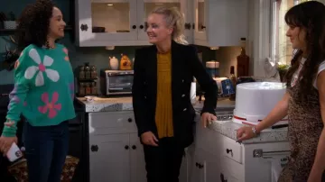 Zara Breasted Blazer usado por Eva (Lucy Davis) como se ve en The Villains of Valley View (S01E08)