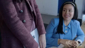 Zara Blue Basic Blazer usado por Mariana Adams Foster (Cierra Ramirez) como se ve en Good Trouble (S04E03)