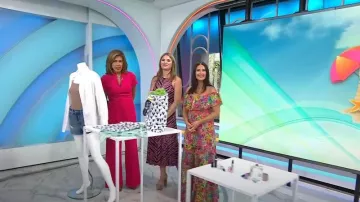 Alice + Olivia Kia Smocked Eyelet Maxi Robe portée par Ashlee Glazer vue dans TODAY avec Hoda & Jenna le 18 juillet 2022
