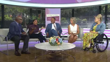 Alice + Olivia Lana Puff Sleeve Veste en denim portée par Ali Stroker comme vu dans Aujourd’hui le 19 juillet 2022