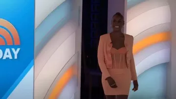 Moschino Heart-Buttons V-Neck Fitted Jacket porté par Issa Rae comme vu dans Today le 19 juillet 2022