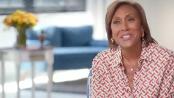 Camisa con estampado de monograma de Burberry usada por Robin Roberts como se ve en Good Morning America el 19 de julio de 2022