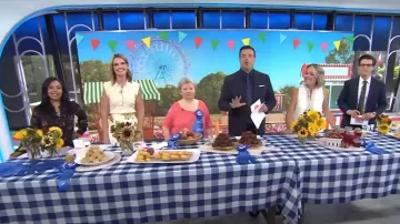 Lela Rose Floral Gabardine Midi-Skirt usada por Savannah Guthrie como se ve en Today el 21 de julio de 2022