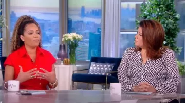 Elie Tahari Blouse en soie à carreaux contorsionnés porté par Ana Navarro vu dans The View le 18 juillet 2022