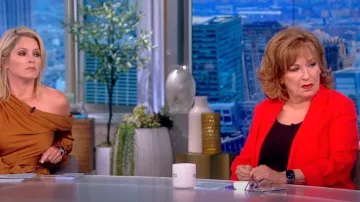Zara Blazer con mangas arremangadas en rojo usado por Joy Behar como se ve en The View el 20 de julio de 2022