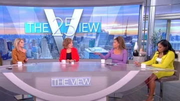 Moschino Botones en forma de corazón Falda festoneada usada por Lindsey Granger como se ve en The View el 20 de julio de 2022