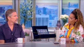 Dolce & Gaggana Capri Knotted Silk Twill Crop Shirt worn by Sunny Hostin as seen in The View on 21 July  2022