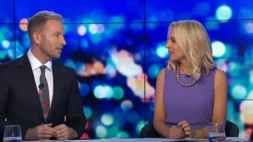 Scanlon Theodore Robe plissée à côtes 16 Violet portée par Carrie Bickmore comme vu dans The Project le 11 juillet 2022