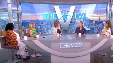 Acne Studios Asymmetric Satin Wrap Slipdress usado por Sara Haines como se ve en The View el 21 de julio de 2022