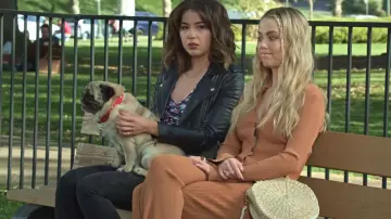 Clare V. Moyen Alice Bag usado por Maggie (Rebecca Rittenhouse) como se ve en Maggie (S01E13)