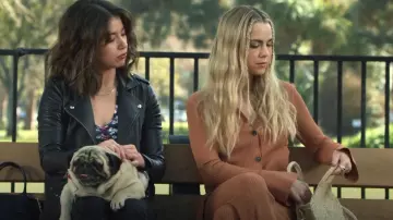 A.L.C. Eleanor Cardigan usada por Maggie (Rebecca Rittenhouse) como se ve en Maggie (S01E13)