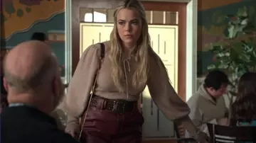 Suéter Ulla Johnson Thalia usado por Maggie (Rebecca Rittenhouse) como se ve en Maggie (S01E13)
