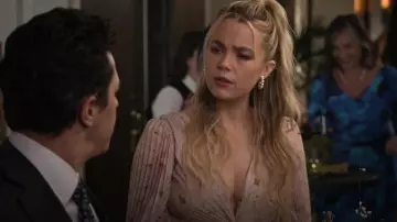 Lele Sadoughi Pearl Hoop Pendientes usados por Maggie (Rebecca Rittenhouse) como se ve en Maggie (S01E13)