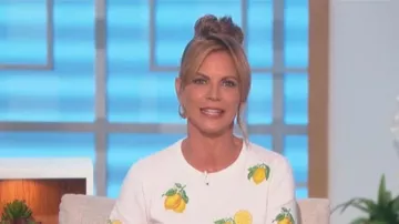 Alice et Olivia Ciara Lemon Broded Top porté par Natalie Morales vu dans The Talk du 20 juillet 2022