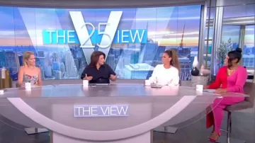 Vestido de suéter Staud Shoko usado por Lindsey Granger como se ve en The View el 22 de julio de 2022
