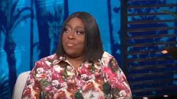 Pretty Little Thing Plus Rose Femme Re­nais­sance Print Over­sized Shirt worn by Loni Love as seen in E! News Daily Pop on 22 July 2022