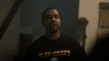 Play It Crazy World Tee porté par Darnell (Rolando Boyce) vu dans The Chi (S05E03)