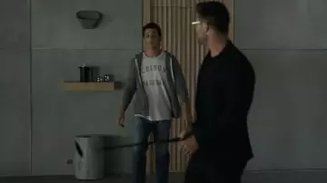 Tee de baseball Edison porté par Jeff (Miles Teller) vu dans le film Spiderhead