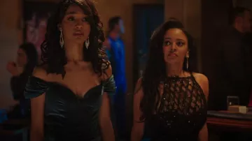 Bronx y Banco Coco Halter Cuello Maxi Vestido usado por Toni Topaz (Vanessa Morgan) como se ve en Riverdale (S06E10)