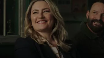 L’Agence Nina Ivory Chain Print Chemisier en soie porté par Alice Cooper (Mädchen Amick) vu dans Riverdale (S06E10)