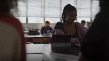 H&M Pink Cropped Cardigan usado por Erin (Selena Sloan) como se ve en American Horror Stories (S01E01)