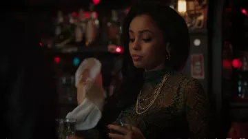 Dries Van Noten Brown Mesh Snake Turtleneck usado por Toni Topaz (Vanessa Morgan) como se ve en Riverdale (S06E11)