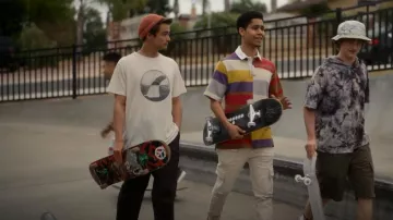 Camiseta gráfica O'Neill Laidback usada por Quinn (Kyle Red Silverstein) como se ve en American Horror Stories (S01E03)