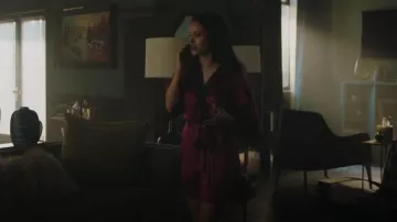 Christine Lingerie Stretch Silk Robe usada por Veronica Lodge (Camila Mendes) como se ve en Riverdale (S06E13)