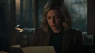 Ted Baker Dvana Sweater porté par Betty Cooper (Lili Reinhart) vu dans Riverdale (Saison 6 Episode 13)