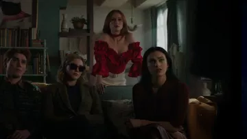 Polo acanalado de cachemira de otoño con detalle de vieira usado por Veronica Lodge (Camila Mendes) como se ve en Riverdale (S06E13)