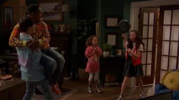 T-shirt à imprimé voiture Grayson Threads porté par Ivy (Emmy Liu-Wang) vu dans Raven’s Home (S05E01)