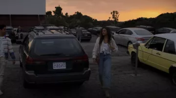 Topshop Editor Straight Leg Jeans porté par Kelley (Madison Bailey) comme on le voit dans American Horror Stories (S01E03)