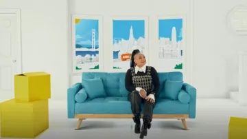 Alice + Olivia Com­bo Jeans worn by Raven Baxter (Raven-Symoné) as seen in Raven's Home (S05E01)