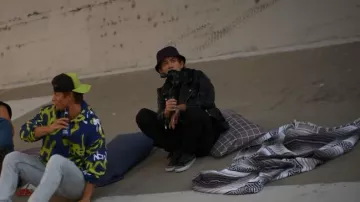 Lacoste Black Pique Bucket Hat usado por Barry (Kevin McHale) como se ve en American Horror Stories (S01E04)