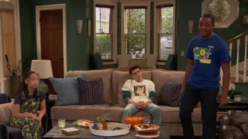 Camiseta gráfica Sandro usada por Neil (Felix Avitia) como se ve en Raven's Home (S05E02)