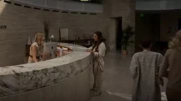 Stella McCartney Falabella Tote usada por Liv Whitley (Billie Catherine Lourd) como se ve en American Horror Stories (S01E05)