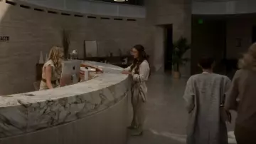 Stella McCartney Falabella Tote usada por Liv Whitley (Billie Catherine Lourd) como se ve en American Horror Stories (S01E05)