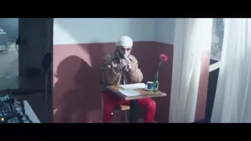 Le béret blanc Kangol porté par B.B Jacques dans son clip Grünt d'Or #31 