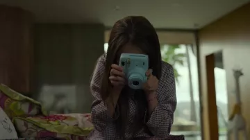 Cámara Fujifilm INSTAX Mini 11 en azul utilizada por Claire (Julia Butters) como se ve en The Gray Man