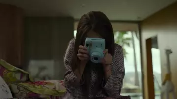 Cámara Fujifilm INSTAX Mini 11 en azul utilizada por Claire (Julia Butters) como se ve en The Gray Man