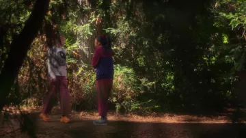 Crocs Orange Platform Heeled Mules usadas por Gia (Zoe Margaret Colletti) como se ve en Boo, Bitch (S01E01)