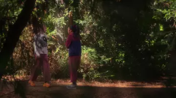 Crocs Orange Platform Heeled Mules usadas por Gia (Zoe Margaret Colletti) como se ve en Boo, Bitch (S01E01)